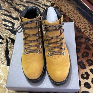 New, never been worn Vagabond Golden/Oat Boots.